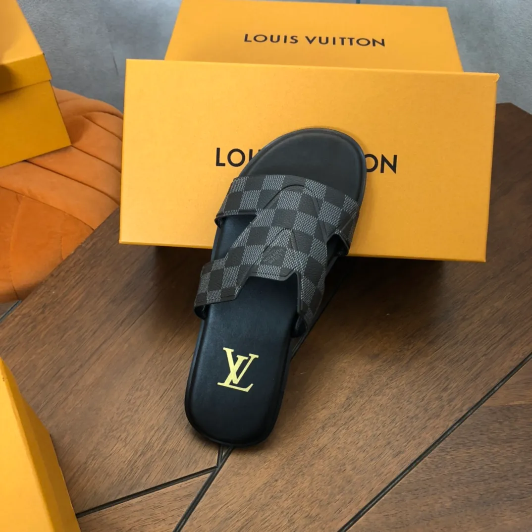 Factory price: 270💰LV counters are selling new brand luxury men's slippers, casual, loose and comfortable. The must-have model in the picture above [Happy][Happy], multiple colors available Size: 38-44, customized 45